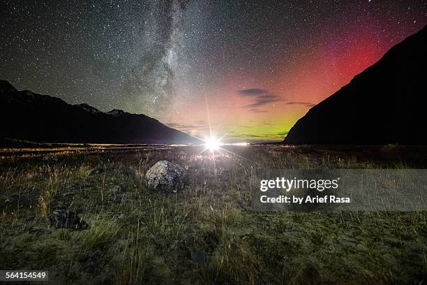 aurora australis & milky way at mt cook np - southern lights foto e immagini stock