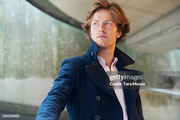 urban portrait of young businessman - kraag stockfoto's en -beelden