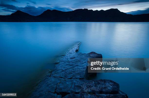 a long exposure along the shore of lago nordenskjld in torres del paine. - parque nacional de torres del paine fotografías e imágenes de stock