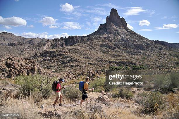 man and woman backpackers hike on the popular peralta trail in the superstition wilderness area, tonto national forest near phoenix, arizona november 2011. - gebirge superstition mountains stock-fotos und bilder