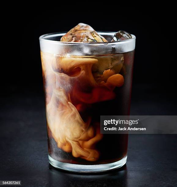 cold brew coffee - iced coffee foto e immagini stock