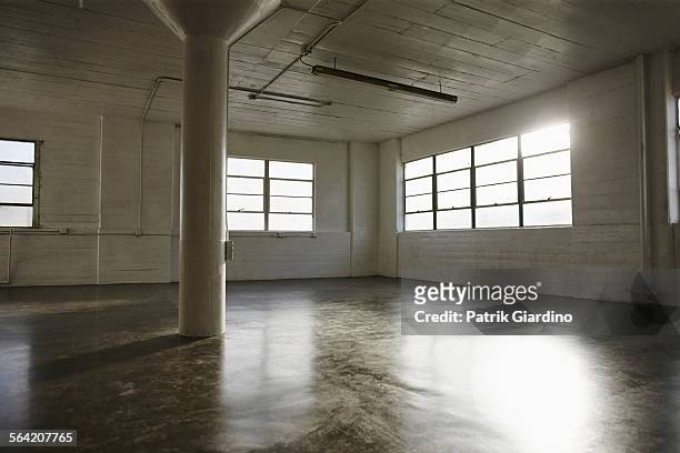empty dance studio - dance studio fotografías e imágenes de stock