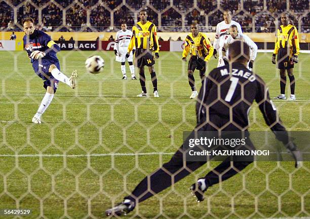 Brazlian Sao Paulo FC goalkeeper Rogerio Ceni kicks a penalty goal against Saudi Arabia's Al Ittihad goalkeeper Mabrouk Zaidat in the second half of...