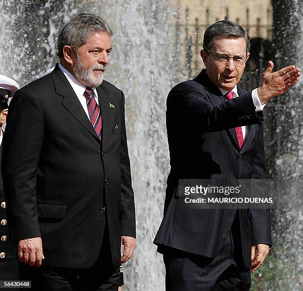 El presidente de Colombia Alvaro Uribe le muestra al presidente de Brasil Luiz Inacio Lula da Silva la guardia de honor del Batallon Guardia...
