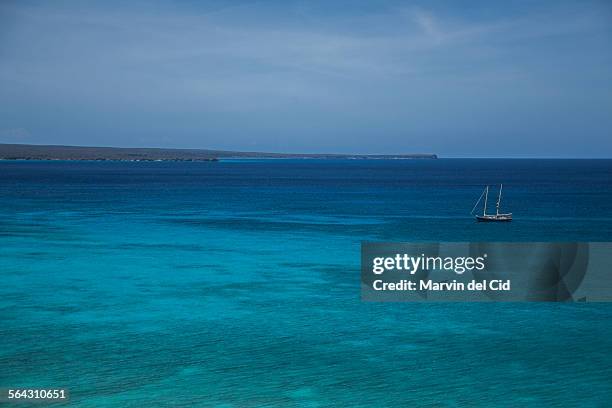 sailing at bahía de las aguilas - bahía stock pictures, royalty-free photos & images