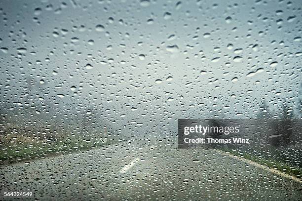 raindrops on windshield - windshield fotografías e imágenes de stock