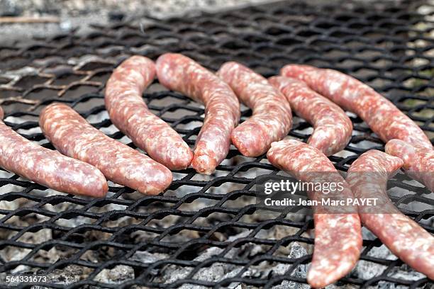 pork sausages on a barbecue - ángulo medio fotografías e imágenes de stock