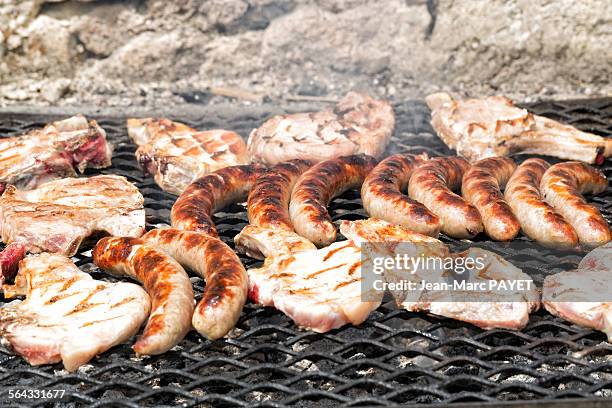 chops and pork sausages cooked on the barbe - ángulo medio fotografías e imágenes de stock