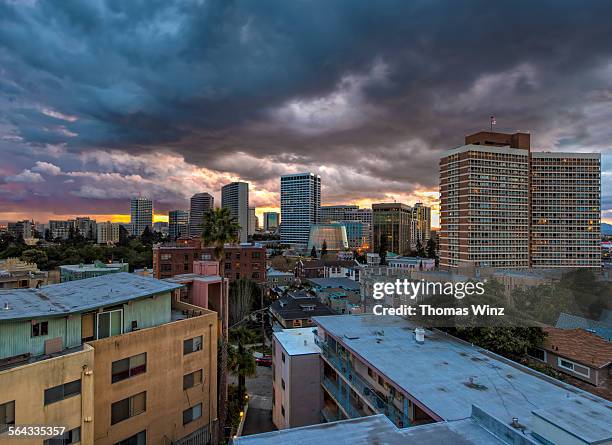 dramatic sky over oakland at sunset - oakland california skyline stock-fotos und bilder