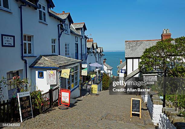 fishing village of clovelly in north devon - devon stockfoto's en -beelden