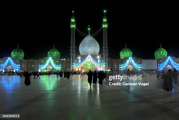 jamkaran mosque for imam mahdi at night in iran - jamkaran mosque stock-fotos und bilder