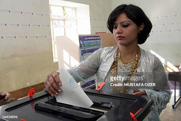 Kurdish Iraqi woman votes at a polling station in the northern Iraqi city of Suleimaniya, 15 December 2005. Iraqis voted today in a landmark poll to...