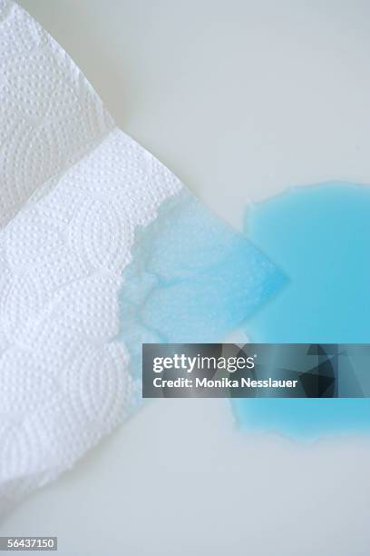 tissue with blue liquid - kitchen paper stockfoto's en -beelden