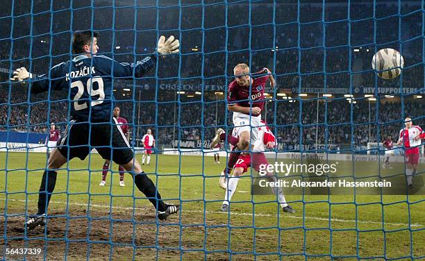 Sergej Barbarez of Hamburg scores the first goal during the UEFA Cup Group A match between Hamburg SV and Slavia Prague at the AOL Arena on December...