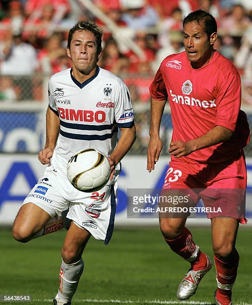 Jose Manuel Abundis de Toluca, disputa el balon con Diego Ordaz de Monterrey, en el pimer partido de final del Torneo Apertura 2005 del futbol...