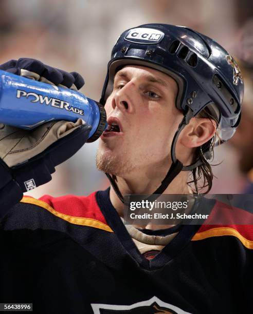 Stephen Weiss of the Florida Panthers cools off against the Detroit Redwings at the Bank Atlantic Center on December 15, 2005 in Sunrise, Florida.