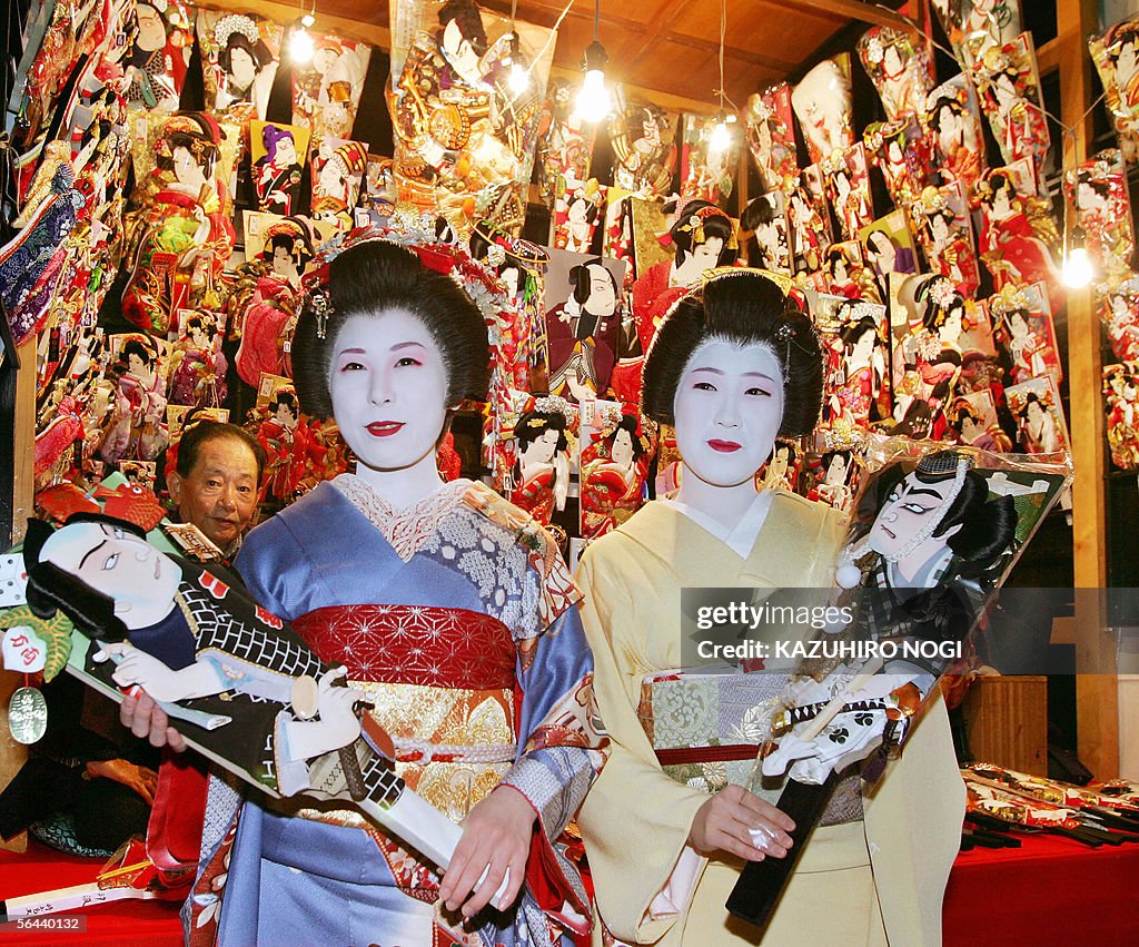 Japanese kimono clad geisha girls admire