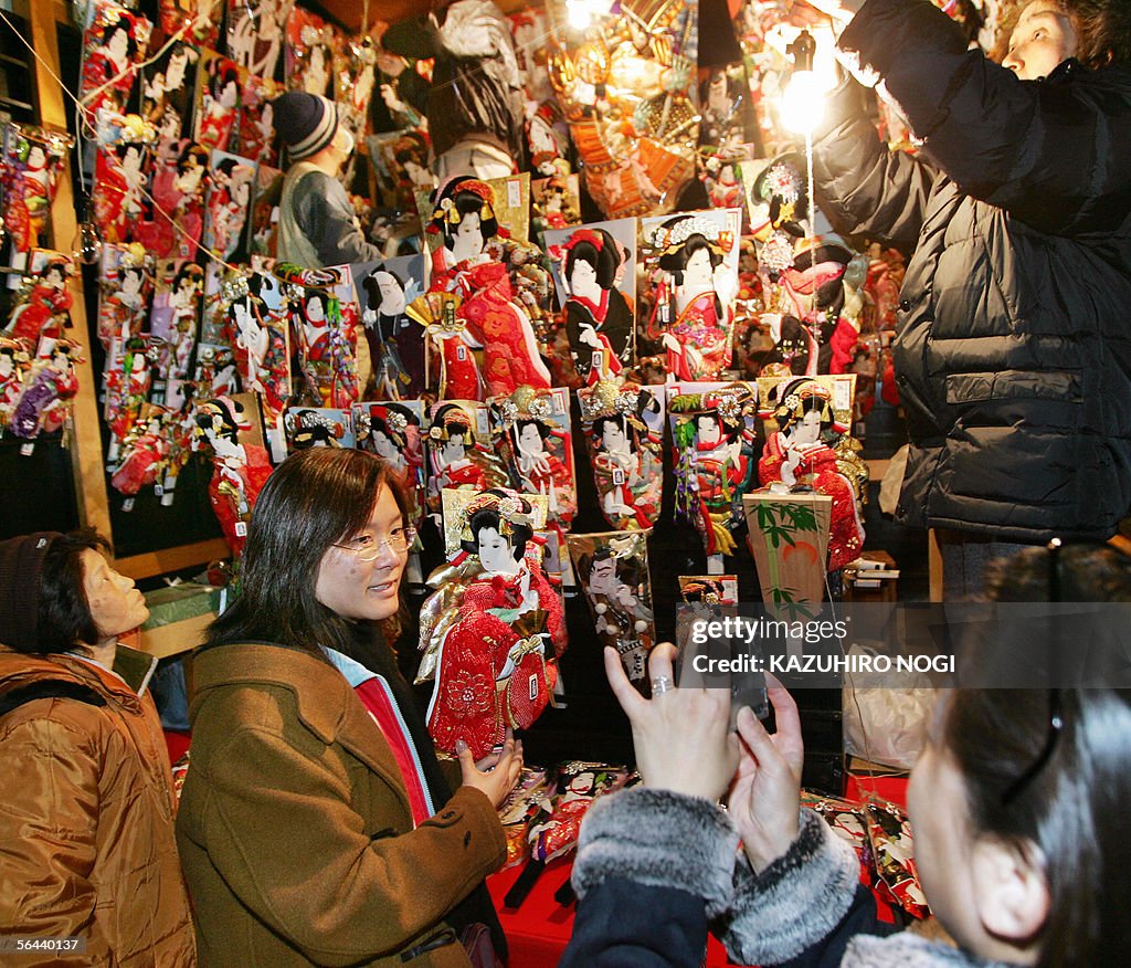 Visiting Chinese tourlists take souvenir