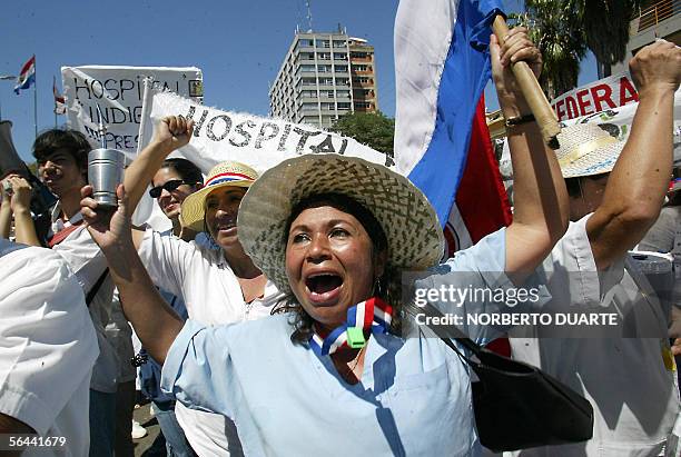 Trabajadores de salud publica se manifiestan frente al Congreso de Paraguay en Asuncion el 16 de diciembre de 2005. Los trabajadores de la salud, que...