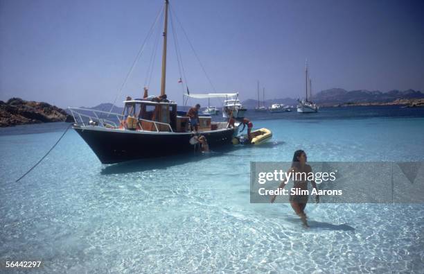 Selvaggia Borromeo wades ashore from her yacht during a holiday on the Costa Smeralda in Sardinia, August 1967.
