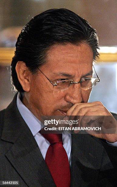 El presidente peruano Alejandro Toeldo se soba la nariz en un acto publico el 16 de diciembre de 2005 en Palacio de Gobierno en Lima. Toledo...