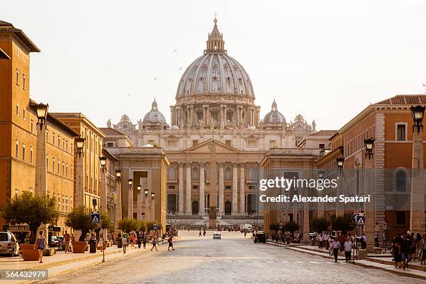 st. peter's basilica - vatican photos et images de collection