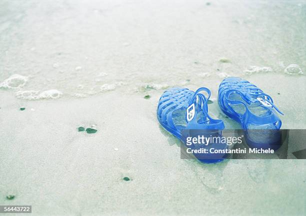 jelly shoes on beach - sandales photos et images de collection