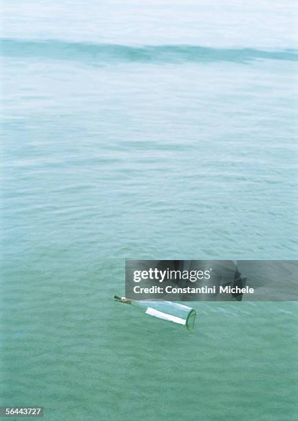 message in bottle - message in a bottle floating in ocean stock pictures, royalty-free photos & images