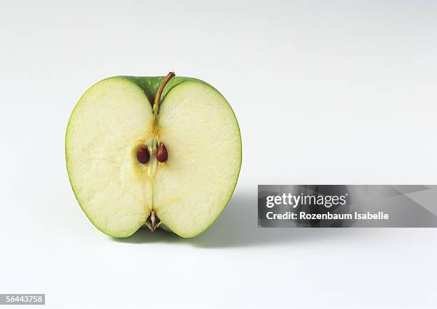 half an apple - verde estágio de flora - fotografias e filmes do acervo