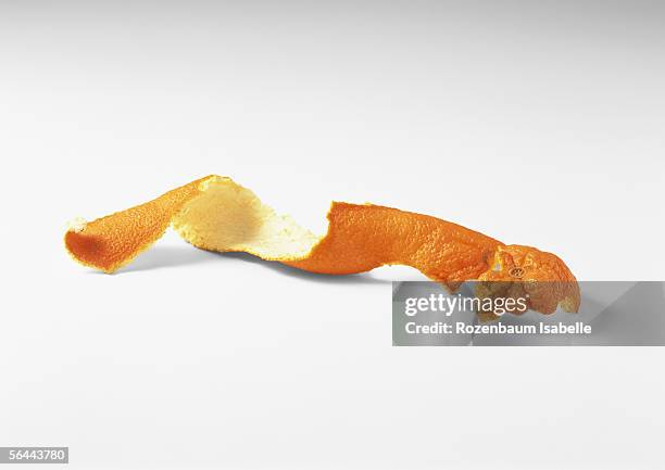orange peel - éplucher photos et images de collection