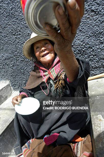 Una mujer quechua pide monedas en una calle del centro de La Paz el 16 de diciembre de 2005. Indigenas quechuas del departamento de Potosi, llegan a...