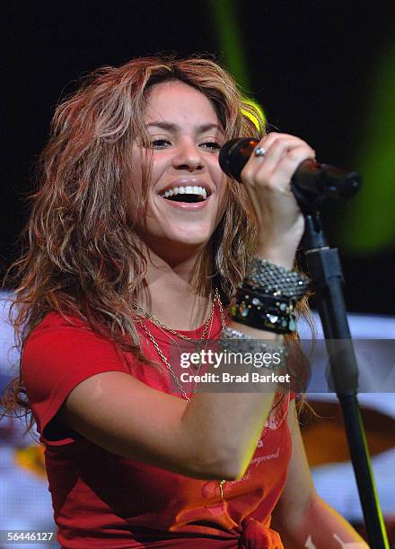 Shakira 2005 Photos and Premium High Res Pictures - Getty Images
