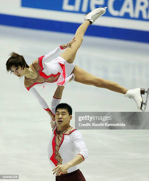 Dan Zhang and Hao Zhang of China skate during the Grand Prix of Figure Skating Final 2005/2006, Pairs Free Skating at Yoyogi National Gymnasium on...