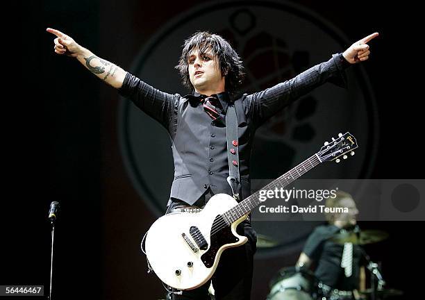 Billie Joe Armstrong of Green Day performs at the Telstra Dome on December 17, 2005 in Melbourne, Australia.