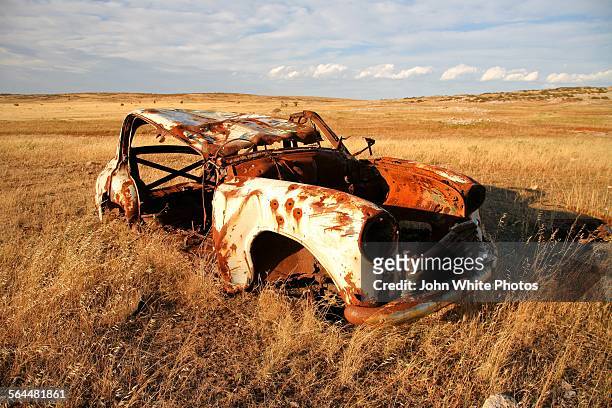 old rusty car. outback australia. - rusty car stock-fotos und bilder