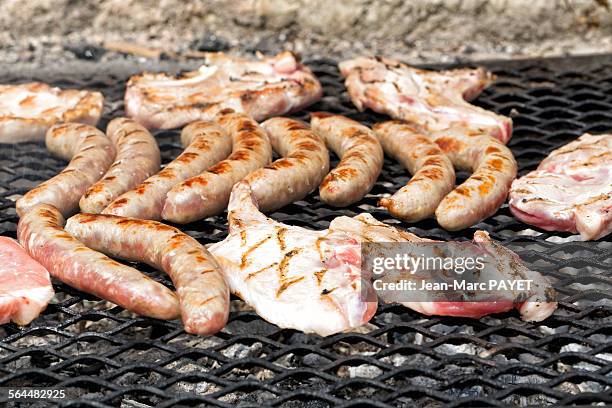 sausages and pork chops barbecued - ángulo medio fotografías e imágenes de stock