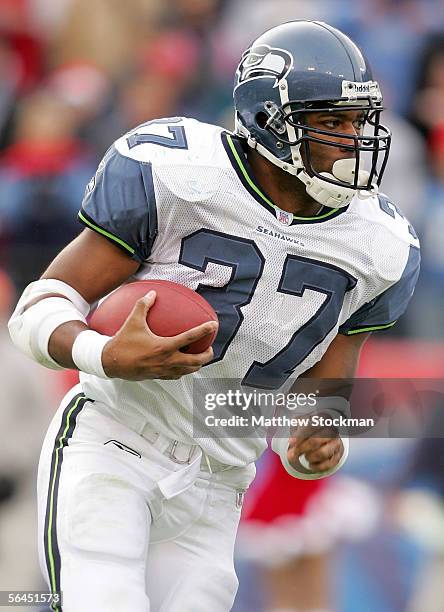 Shaun Alexander of the Seattle Seahawks carries the ball against the Tennessee Titans December 18, 2005 at The Coliseum in Nashville, Tennessee.