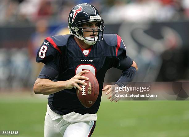 Quarterback David Carr of the Houston Texans rolls out wih the ball against the Arizona Cardinals on December 18, 2005 at Reliant Stadium in Houston,...