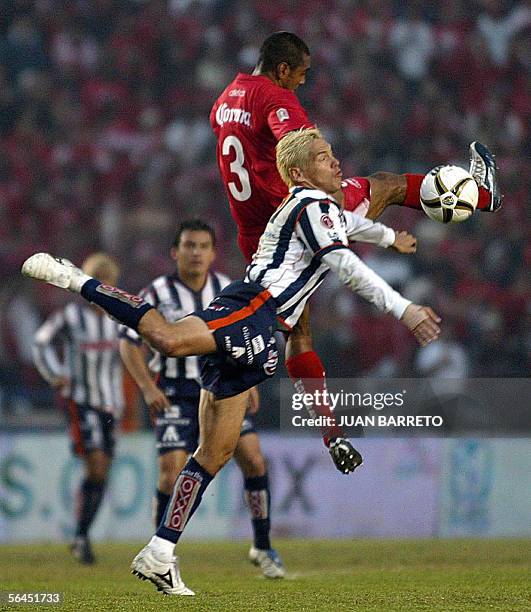 Guillermo Franco de Rayados de Monterrey, disputa el balon con el paraguayo Paulo Cesar Da Silva de Toluca en la final del Torneo Apertura 2005 de la...