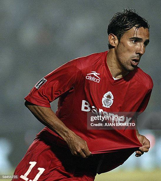 Vicente Sanchez de Toluca festeja su gol frente a Rayados de Monterrey en la final del Torneo Apertura 2005 de la liga mexicana, en Monterrey el 18...