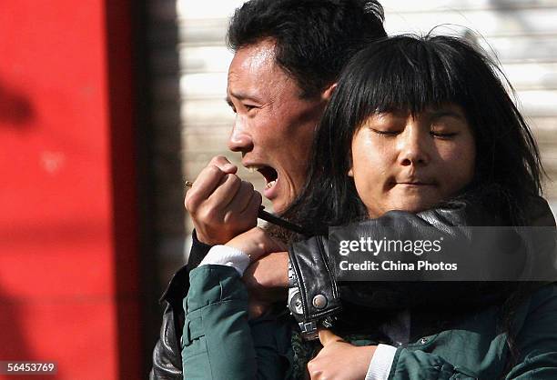 Man asks the police to withdraw as he holds a knife to his girl friend's throat, in front of the Yunnan Provincial First People's Hospital on...