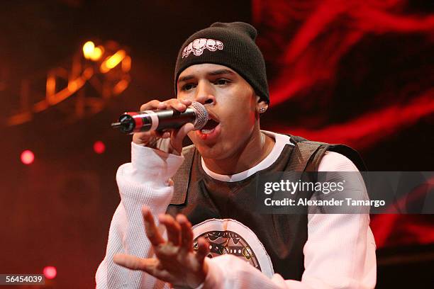 Chris Brown performs on stage at the at the Y100.7 Jingle Ball on December 17, 2005 in Sunrise, Florida.