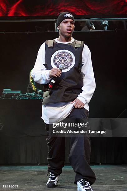 Chris Brown performs on stage at the at the Y100.7 Jingle Ball on December 17, 2005 in Sunrise, Florida.