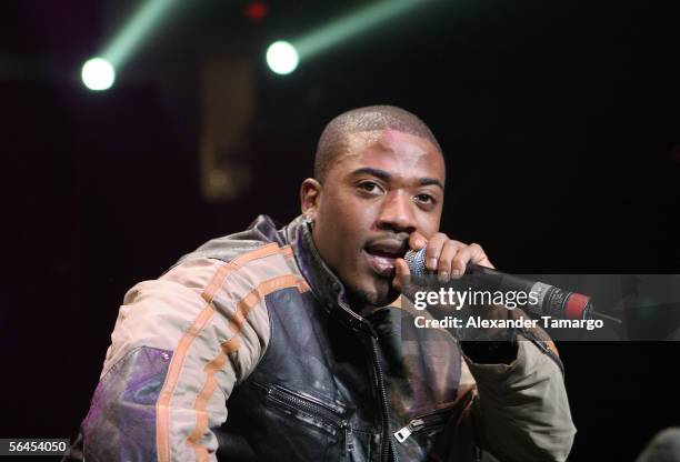 Ray J performs on stage at the at the Y100.7 Jingle Ball on December 17, 2005 in Sunrise, Florida.