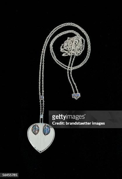Silver necklace with a heart-spaped pendant, around 1905. [Silberne Halskette mit herzfoermigem Anhaenger, in diesem vor einem Spiegel zwei Opale in...