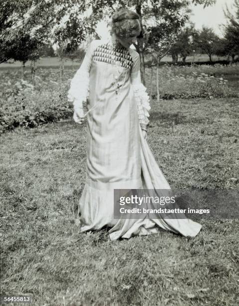 Emilie Floege in a summer dress designed by Gustav Klimt, fabric, around 1906. [Emilie Floege in einem von Gustav Klimt entworfenen "Sommer-Kleid" ....