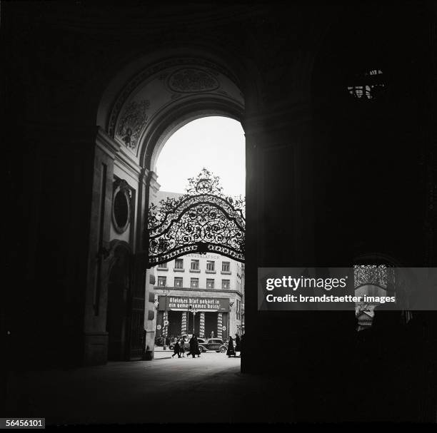 The "Looshaus" 1938 viewed through the "Burgtor" . The Looshaus carries a banner of the NS. Photography. 1938. [Blick durch das Burgtor auf das...