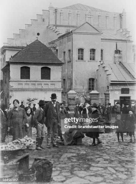 Synagogue of Przemysl . Photography, 1905. [Synagoge von Przemysl . 1905. Die osteuropaeischen Synagogen des Barock entwickelten einen eigenen Typus....