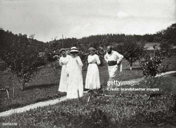 Gustav Klimt with Emilie Floege and friends on walk at the Attersee lake . Photography, 1907. [Gustav Klimt mit Emilie Floege und Freundinnen auf...