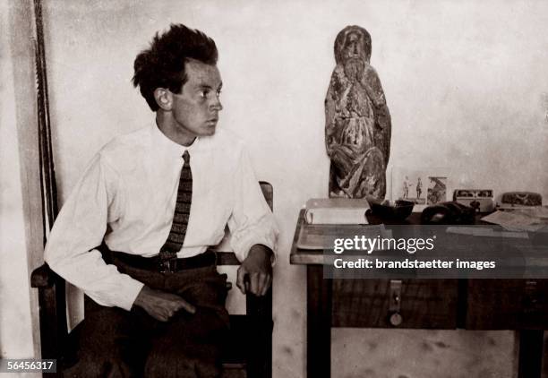 Schiele with a Madonna figure in his studio in Vienna's 13th district. Photography, around 1915. [Egon Schiele in seinem Atelier in Wien XIII.,...